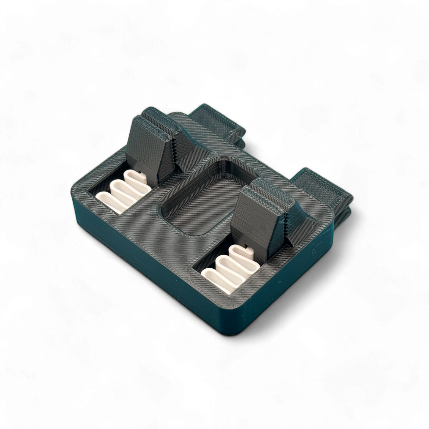 3D-Geprinte zwarte soldeerhelper met 3D-Geprinte witte veren om de kabels op zijn plek te houden