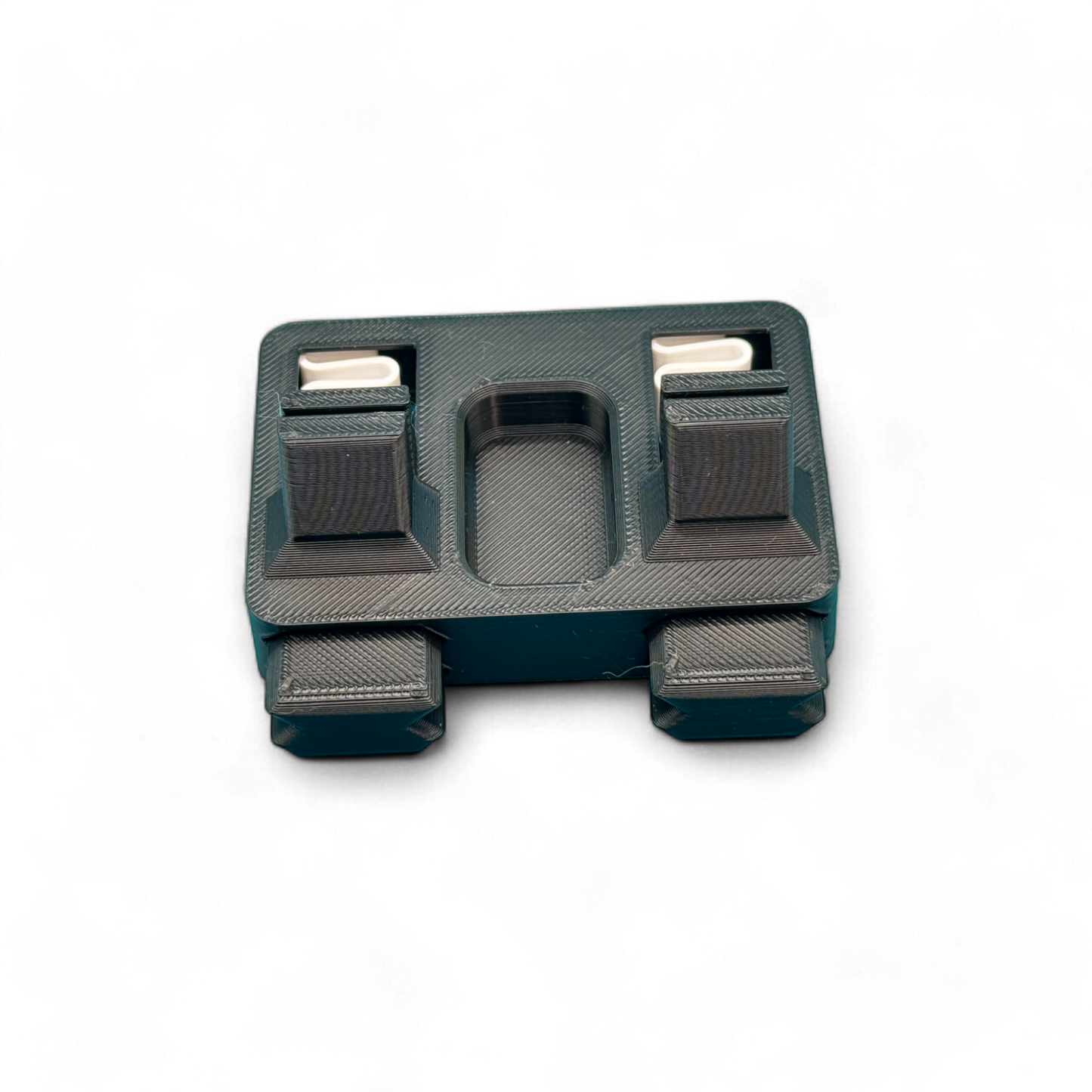 3D-Geprinte zwarte soldeerhelper met 3D-Geprinte witte veren om de kabels op zijn plek te houden.